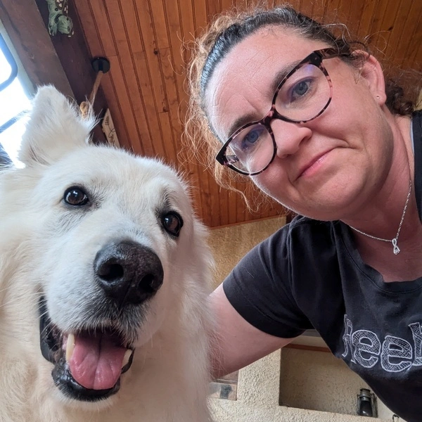 anne-sophie-chien-blanc Anne Sophie pose avec un grand chien blanc