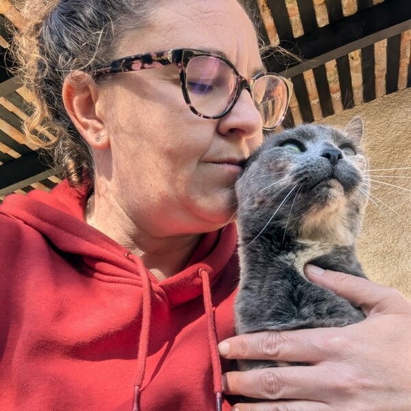Anne-Sophie chat gris Anne Sophie pose avec un chartreux en extérieur