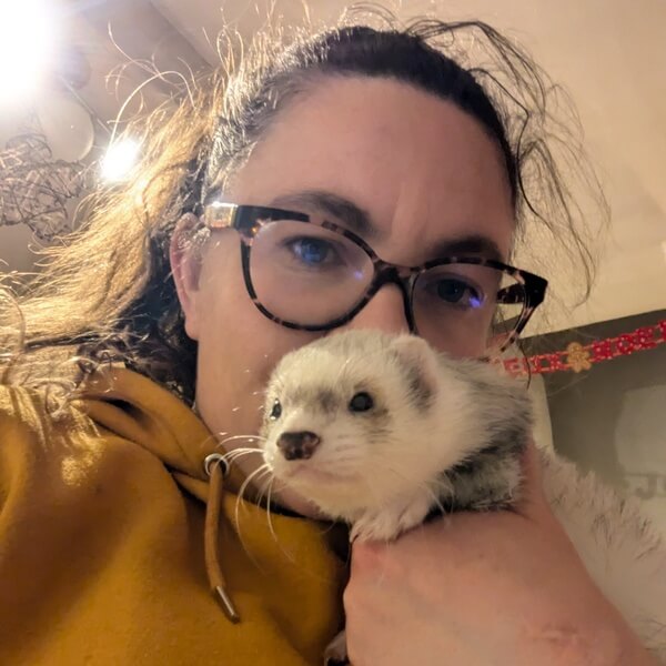 Anne-Sophie furet 2 Anne Sophie fait un bisou à un furet