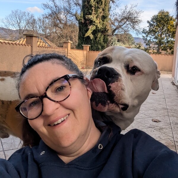 Anne-Sophie pitbull Anne Sophie pose avec un pitbull